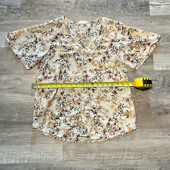 Flowy Floral Top - Picture 4 of 6